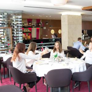 Presklená vinotéka dotvára atmosféru reštaurácie Rouge