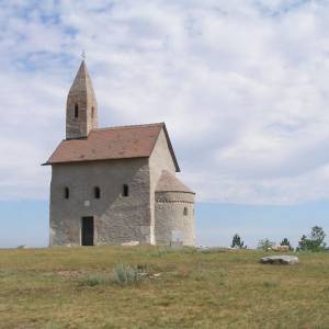 Románsky kostolík sv Michala Dražovce - 13 min. autom od hotela Mikado